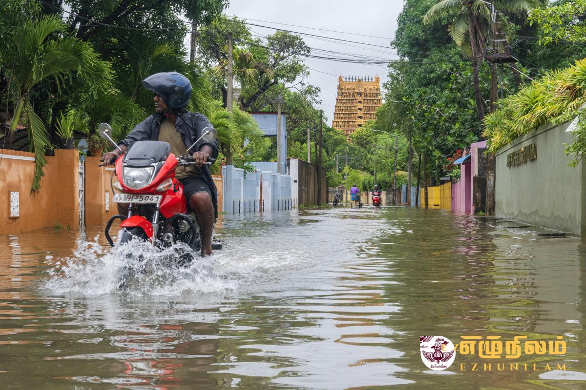 நல்லூர் கோவில் வீதி வெள்ளத்தில் மூழ்கியது – போக்குவரத்து பாதிப்பு நல்லூர் கோவில் வீதி வெள்ளத்தில் மூழ்கியது – போக்குவரத்து பாதிப்பு