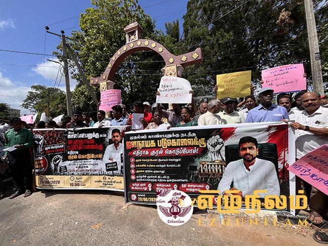 வவுனியா மேயர் பதவி நீக்கப்பட்டதைக் கண்டித்து வடக்கு ஆளுநருக்கு எதிராக வவுனியாவில் போராட்டம்; ஜே.வி.பி.யின் முகவராகச் செயற்படுவதாகவும் கோஷம் வவுனியா மேயர் பதவி நீக்கப்பட்டதைக் கண்டித்து வடக்கு ஆளுநருக்கு எதிராக வவுனியாவில் போராட்டம்; ஜே.வி.பி.யின் முகவராகச் செயற்படுவதாகவும் கோஷம்